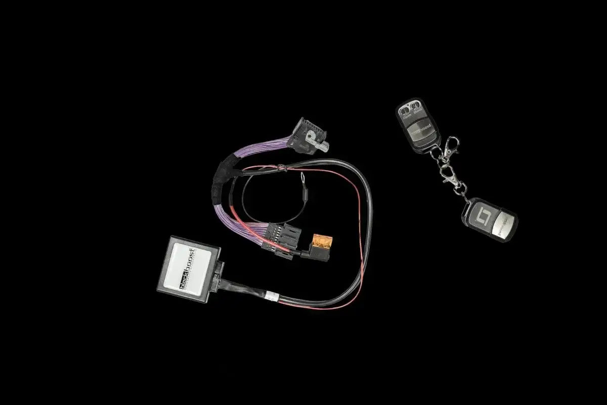 Tuning-Set mit Steuergerät, Kabelbaum und Fernbedienung für Auto, vor schwarzem Hintergrund