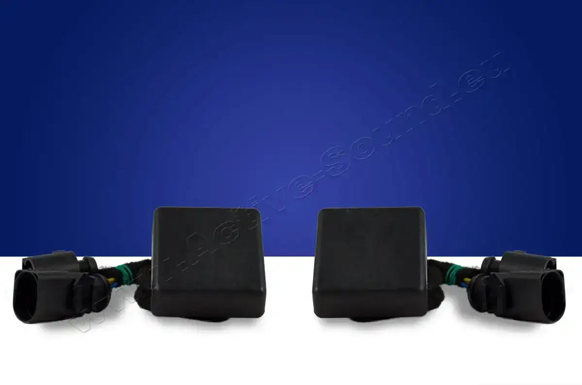 Zwei schwarze Blinkermodule Auto-Tuning-Zubehör auf blau-weißem Hintergrund
