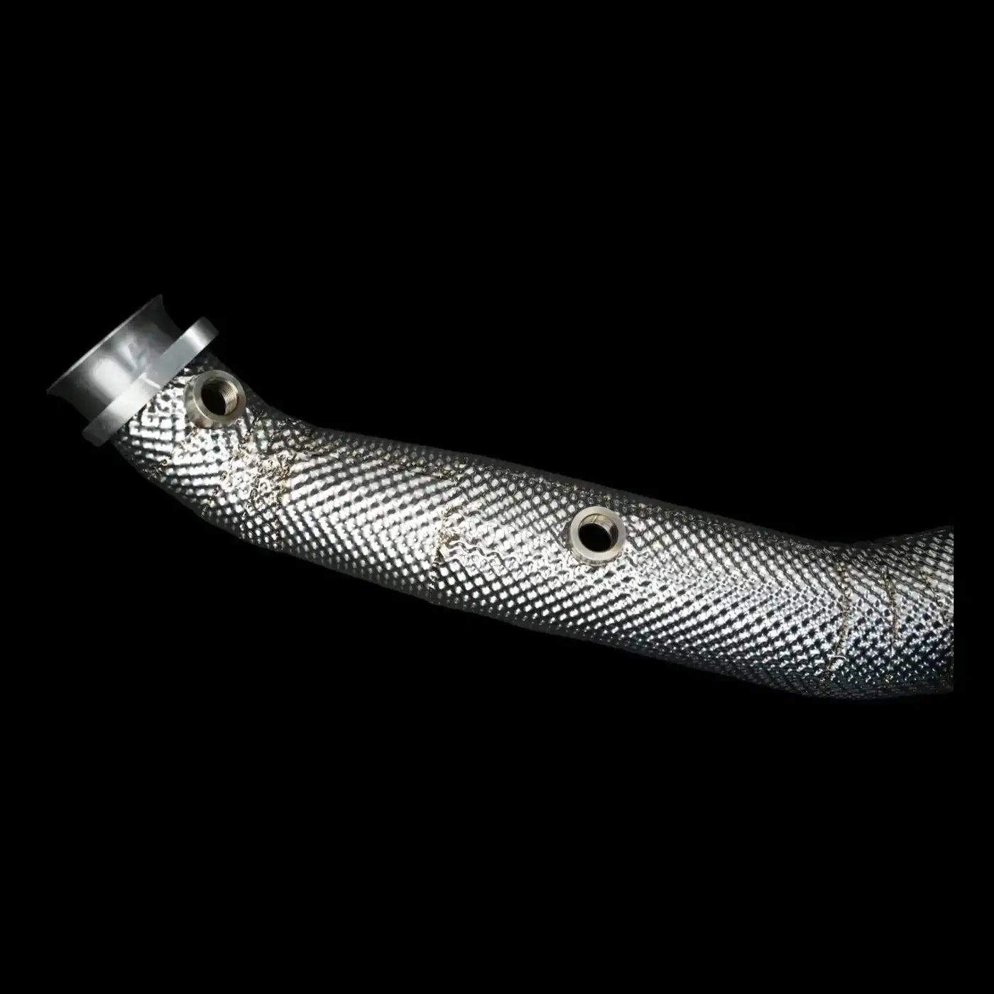 Hitzeschutz-Downpipe aus Edelstahl für Tuning, glänzend, auf schwarzem Hintergrund