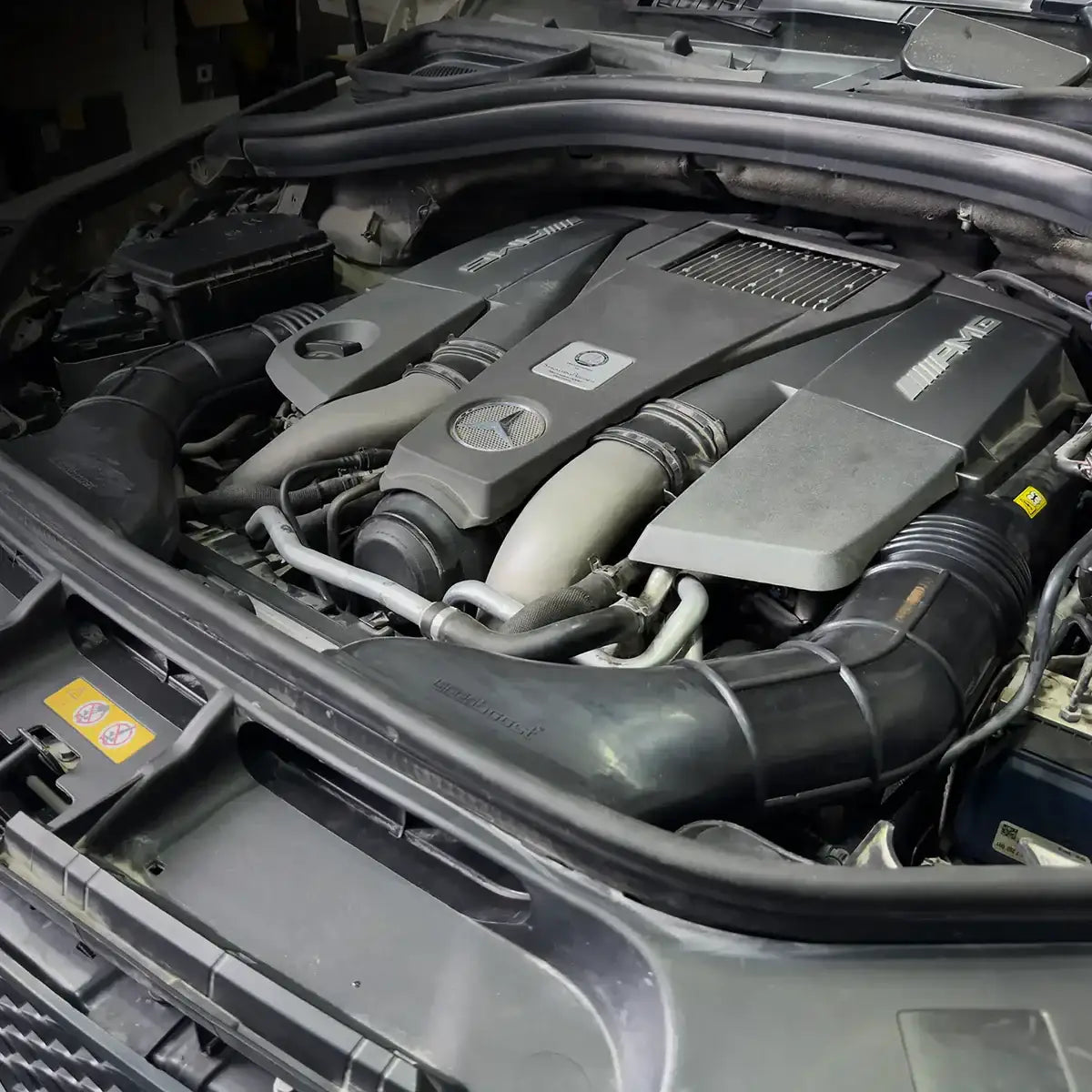 Mercedes AMG Motorraum mit GLE Inlet Duct, Tuning-Teil im KTH Shop, hochwertige Autozubehör