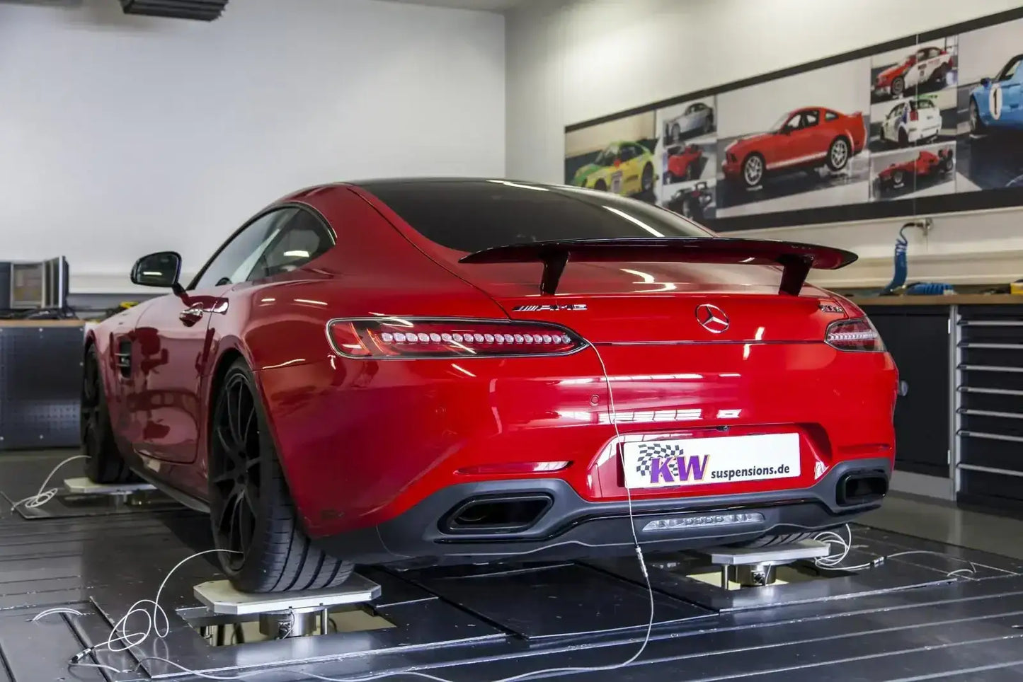 Roter Mercedes-Benz AMG GT S auf Prüfstand im Tuning-Werkstatt von KTH Shop, sportliches Design