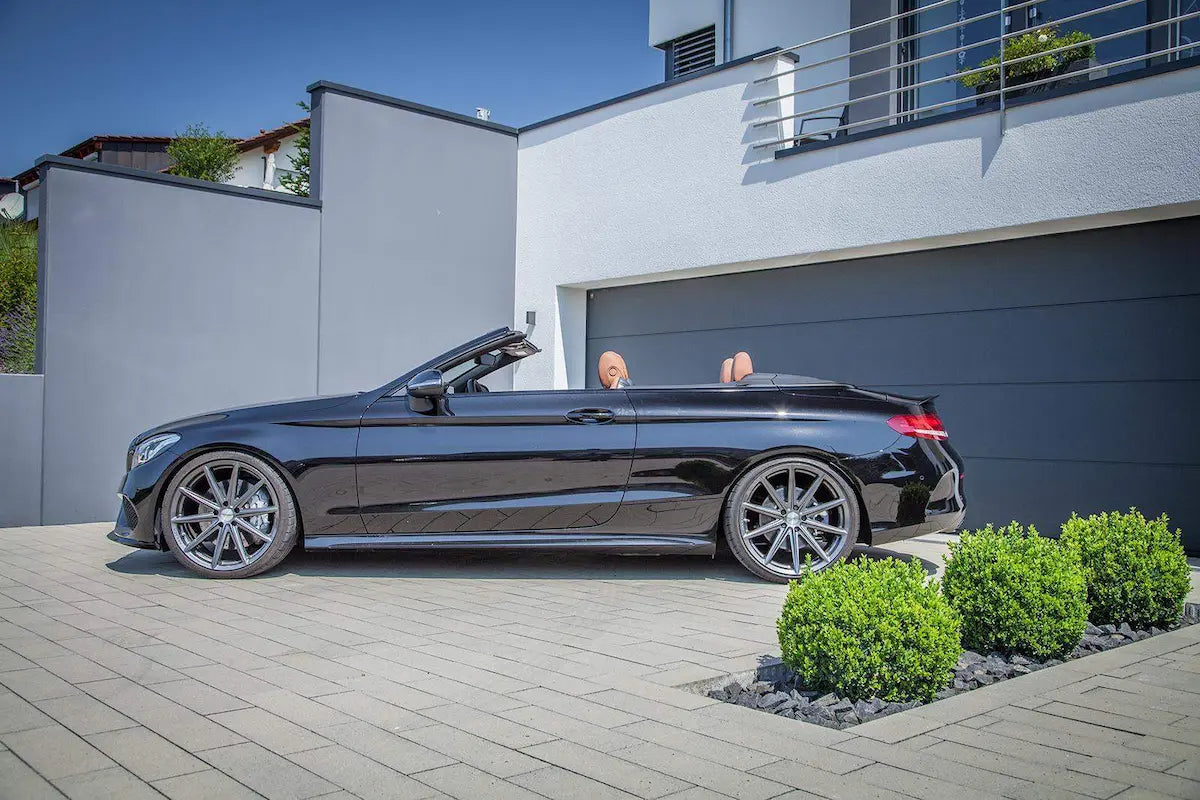Schwarzes Mercedes-Benz C-Klasse C43 Cabrio mit Tuning-Teilen vor modernem Haus, KTH Shop
