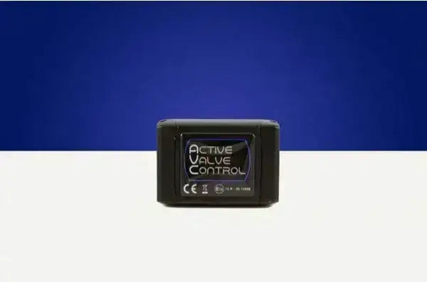 Klappensteuerung Active Valve Control AVC, schwarzes Modul, vor blau-weißem Hintergrund, KTH Shop Tuning-Zubehör