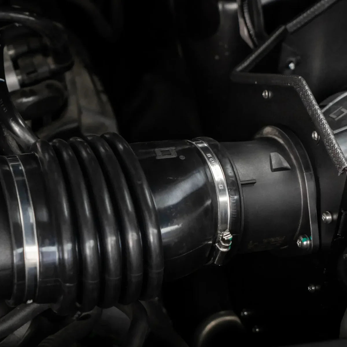 BlackBoost Cold Air Intake | Land Rover Defender 90/110/130 V8 P525 5.0 bild12