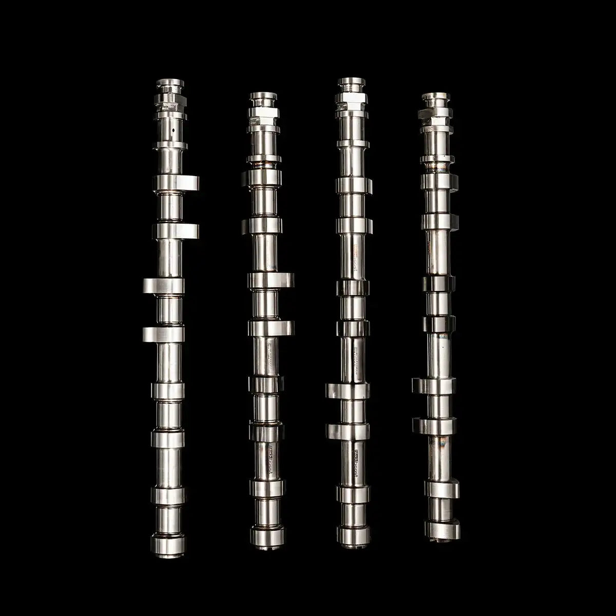 Vier M156 Nockenwellen für Motor Tuning, glänzendes Metall, schwarzer Hintergrund, KTH Shop