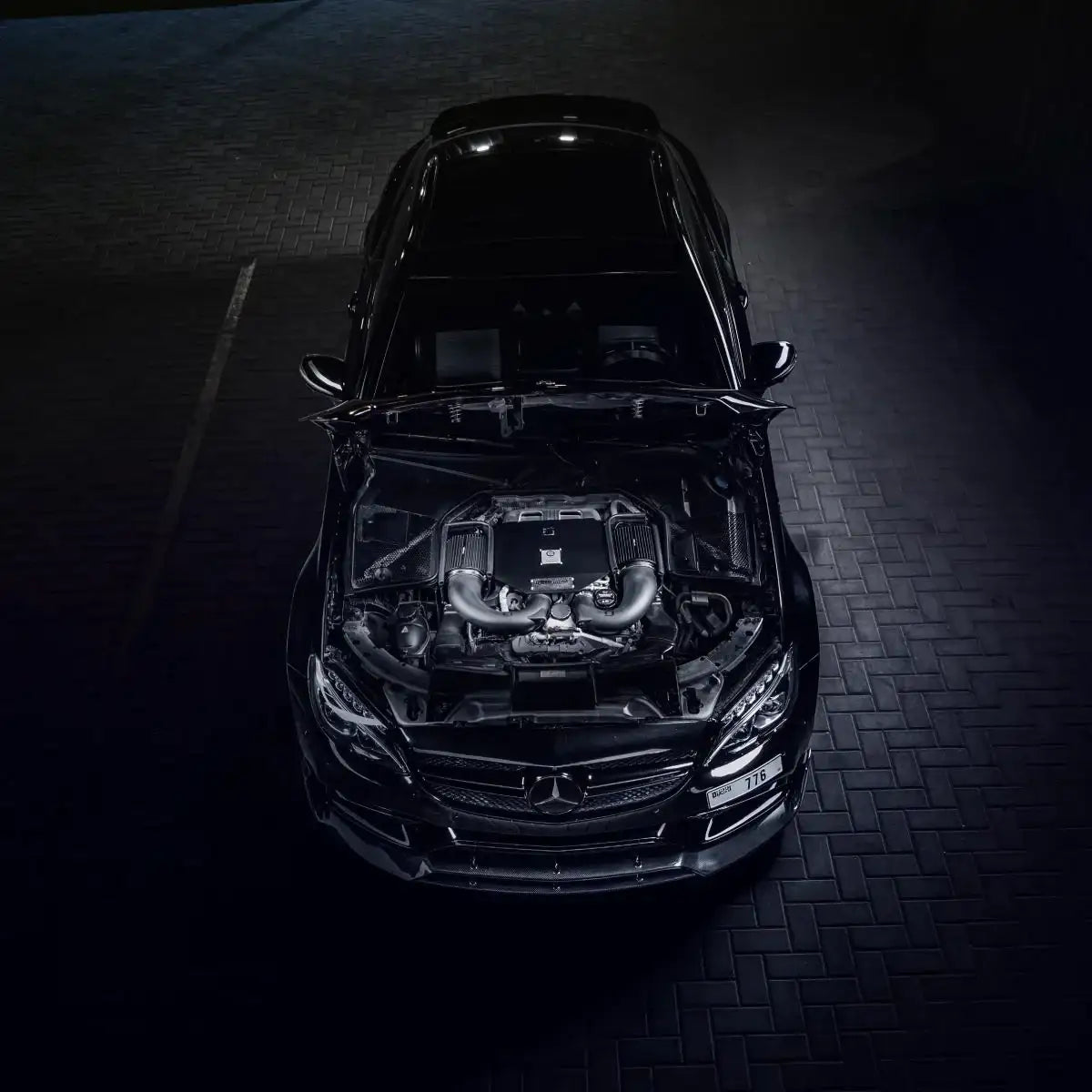 Mercedes C63 AMG Motorraum mit M177 Kaltluftansaugung, Performance-Tuning Zubehör