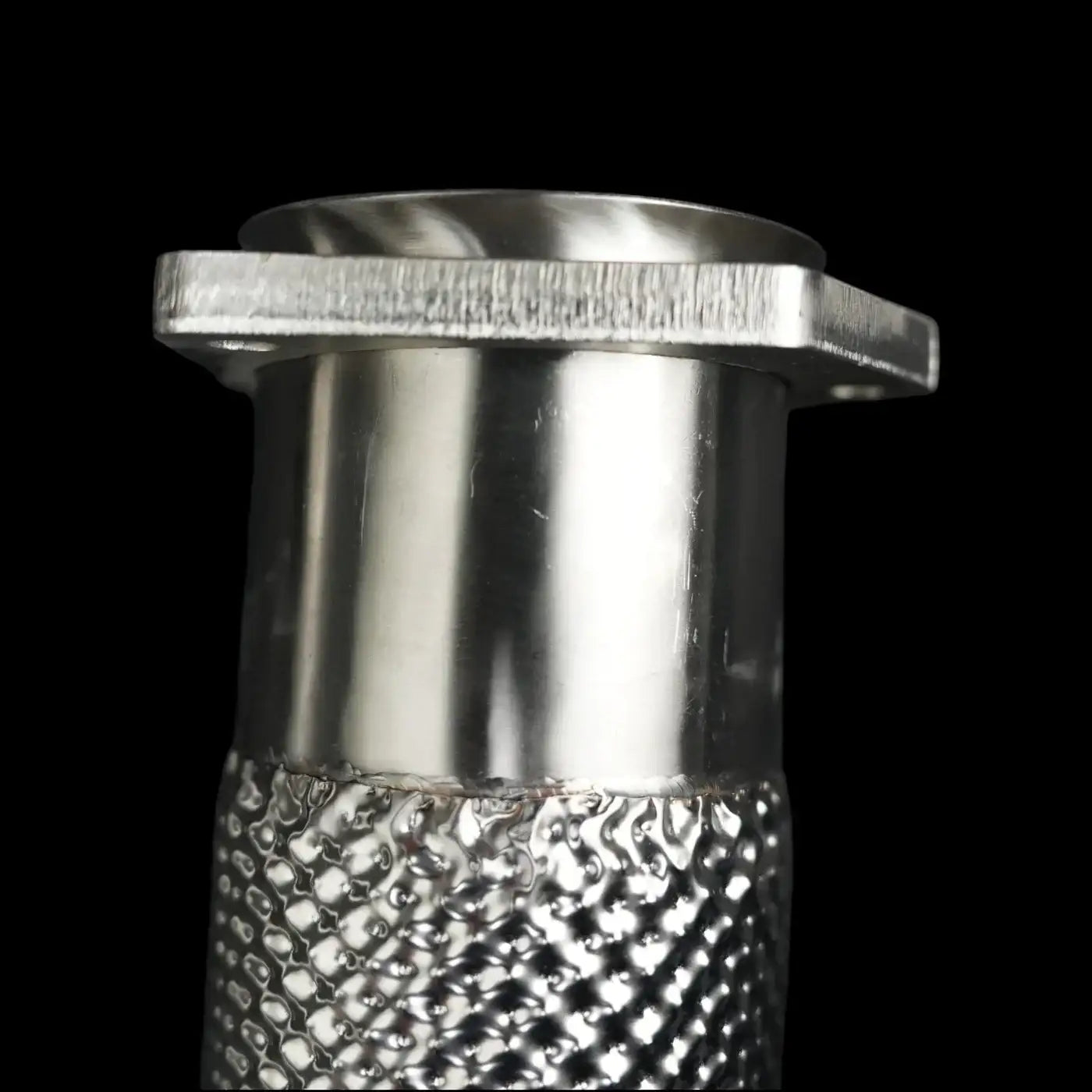 Edelstahl Tuning-Auspuffrohr Nahaufnahme, hochwertige Verarbeitung, KTH Shop Autozubehör