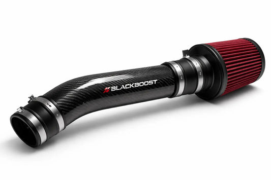 BlackBoost Cold Air Intake Ansaugsystem auf weißem Hintergrund – schwarzes Kohlefaser-Ansaugrohr mit rotem Kegelluftfilter für Turbomotoren