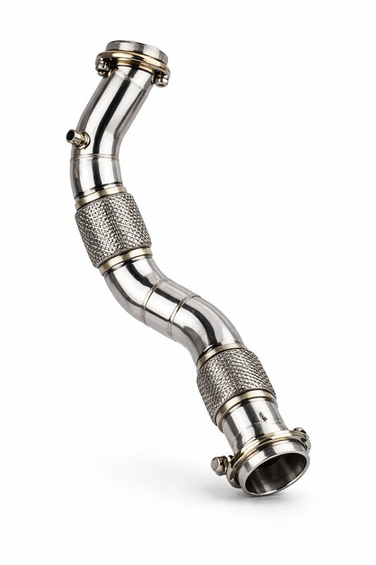 BlackBoost Catless Downpipe aus Edelstahl für Mercedes-AMG auf weißem Hintergrund – poliertes Abgasrohr mit V-Band-Flansch-Verbindungen, Seitenansicht