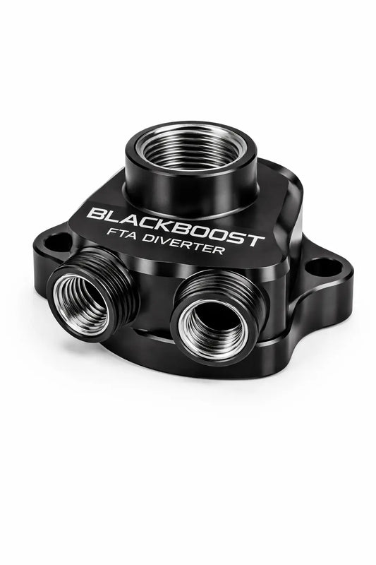 BlackBoost FTA Diverter Adapter aus CNC-gefrästem Aluminium auf weißem Hintergrund – Detailaufnahme der Gewindeanschlüsse und kompakten Bauform