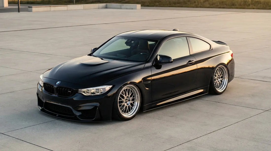 Sportliches Auto mit Gewindefahrwerk tiefergelegt – gleichmäßiger Abstand zwischen Reifen und Kotflügel