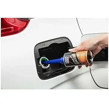 Octane Booster Kraftstoffadditiv von KTH Shop wird in den Tank eines weißen Autos eingefüllt