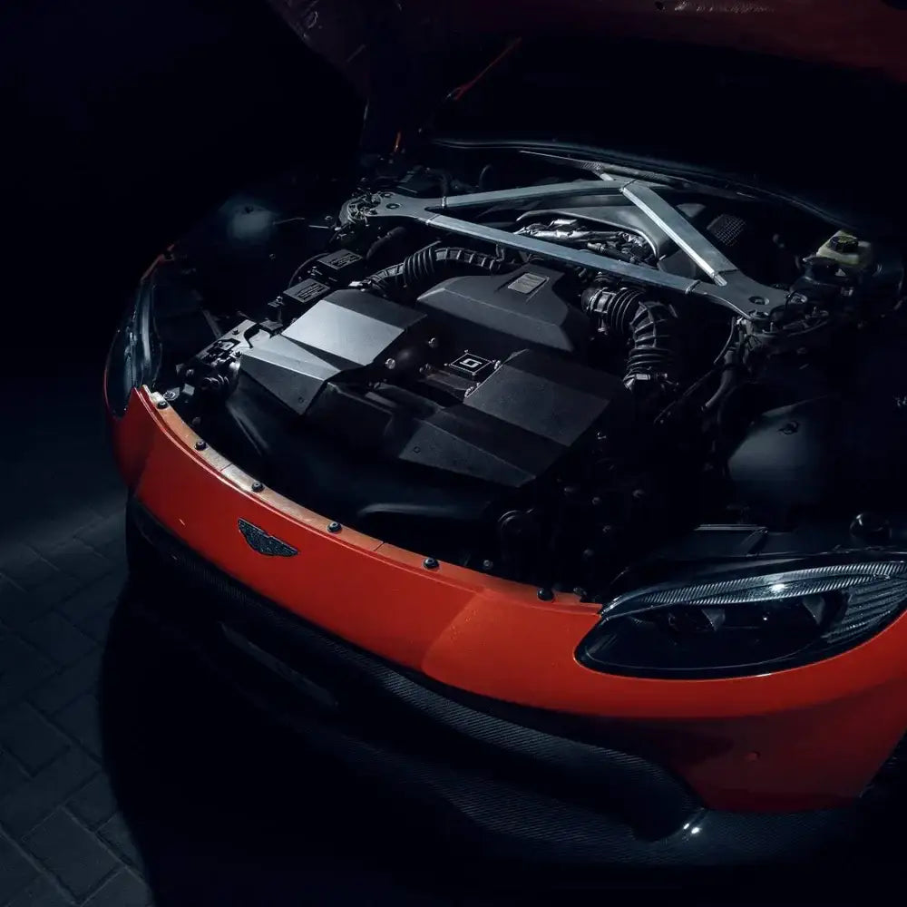 Aston Martin Motorraum mit Cold Air Intake, Performance-Tuning, KTH Shop Zubehör