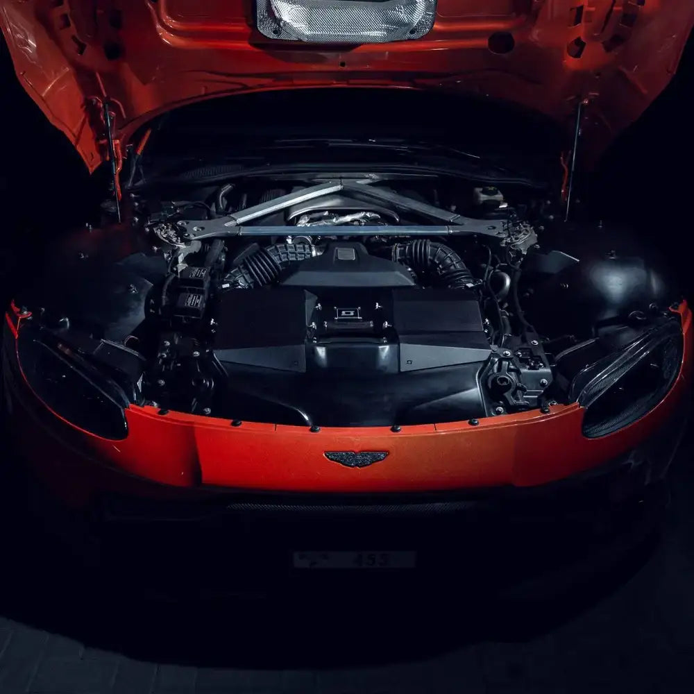 Aston Martin Motorraum mit Cold Air Intake, Tuning-Teil, rote Motorhaube, KTH Shop