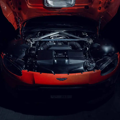 Aston Martin Motorraum mit Cold Air Intake, Tuning-Teil, rote Motorhaube, KTH Shop