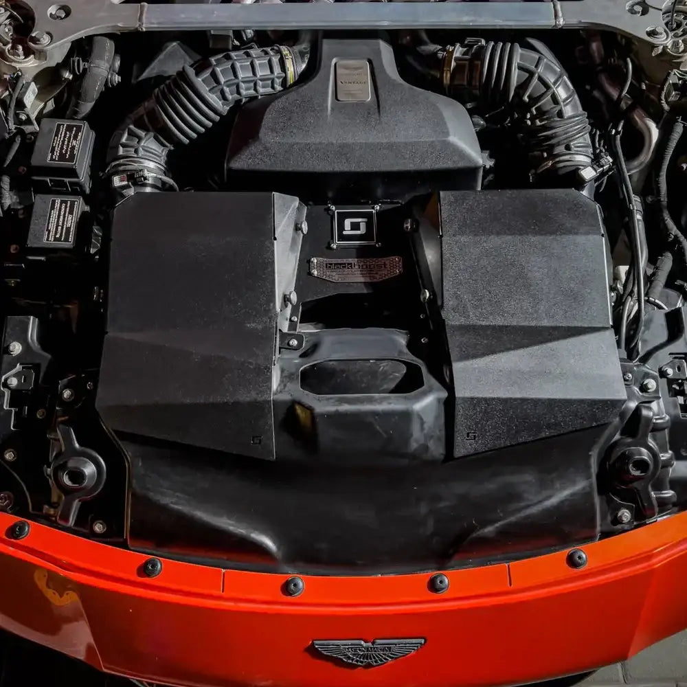 Aston Martin Motorraum mit Kaltluftansaugung, Tuning-Kit, KTH Shop, hochwertige Autoteile