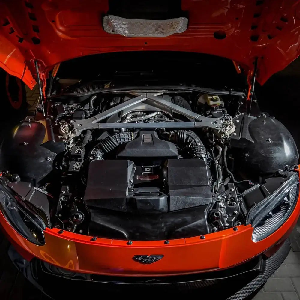 Aston Martin Motorraum mit Cold Air Intake, hochwertiges Tuning-Teil, orange Fahrzeugschnauze