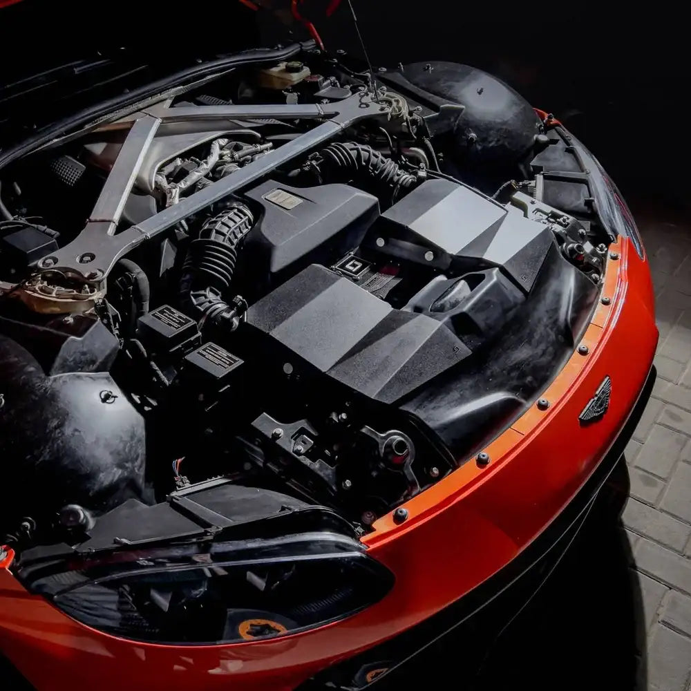 Aston Martin Motorraum mit Kaltlufteinlass, Tuning-Teil, hochwertige Autoteile von KTH Shop