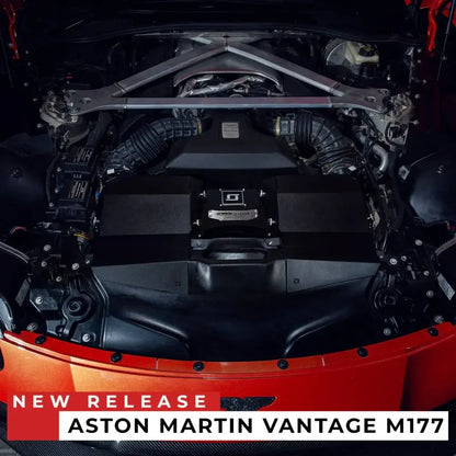 Aston Martin Vantage M177 Motorraum mit Cold Air Intake, hochwertiges Tuning-Teil bei KTH Shop