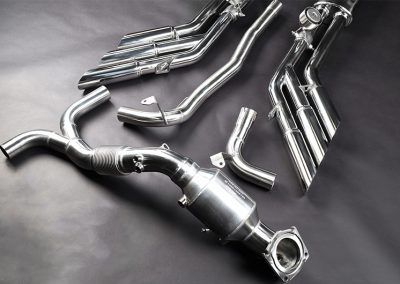 Wrangler 4XE | Capristo - Abgasanlage, Downpipe mit 250 Zellen Sportkat und programmierbarer EVCU-1 Steuerung Nur zur Verwendung mit originalen Trittbrettern!
