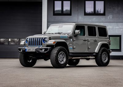 Wrangler 4XE | Capristo - Abgasanlage, Downpipe mit 250 Zellen Sportkat und programmierbarer EVCU-1 Steuerung Nur zur Verwendung mit originalen Trittbrettern!