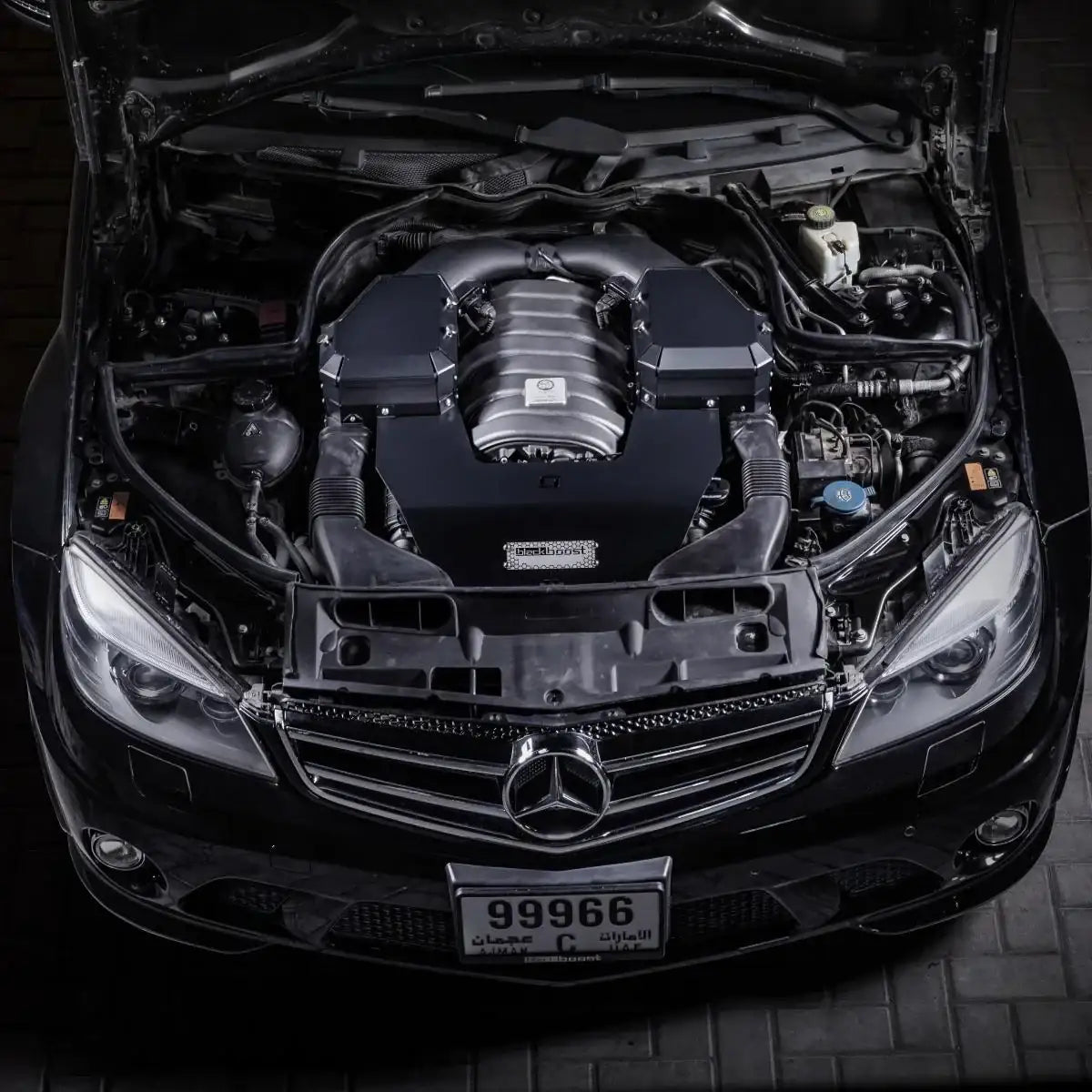 Mercedes-Benz Motorraum mit installiertem C63 M156 Cold Air Intake, Tuning Autozubehör