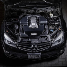 Mercedes-Benz Motorraum mit installiertem C63 M156 Cold Air Intake, Tuning Autozubehör