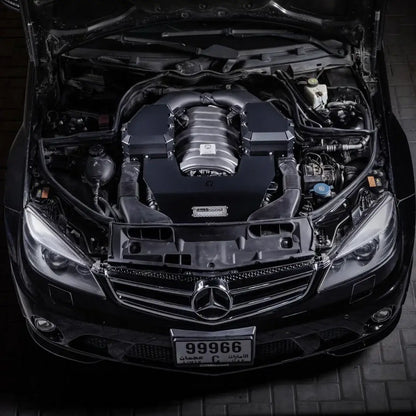 Mercedes-Benz Motorraum mit installiertem C63 M156 Cold Air Intake, Tuning Autozubehör