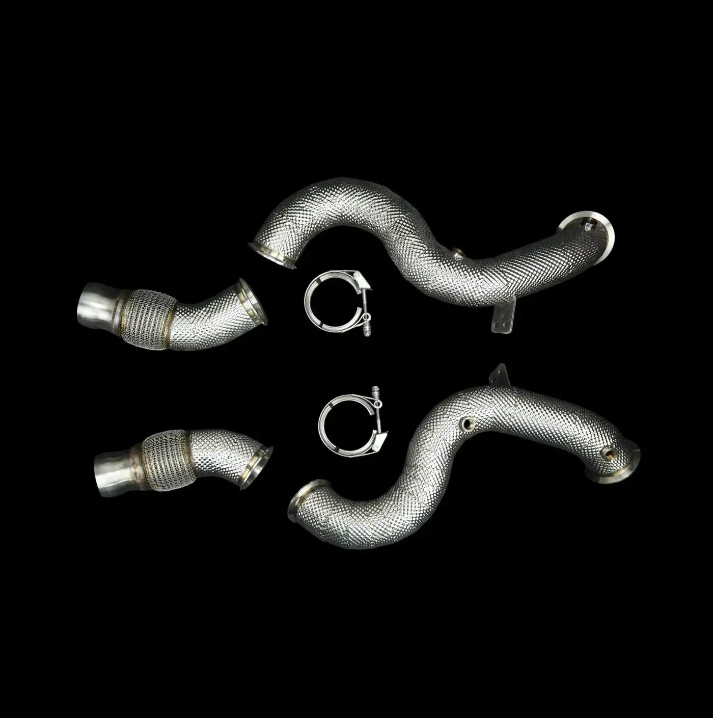 Hitzeschutz-Downpipes aus Edelstahl für Tuning, mit zwei Schellen, vor schwarzem Hintergrund