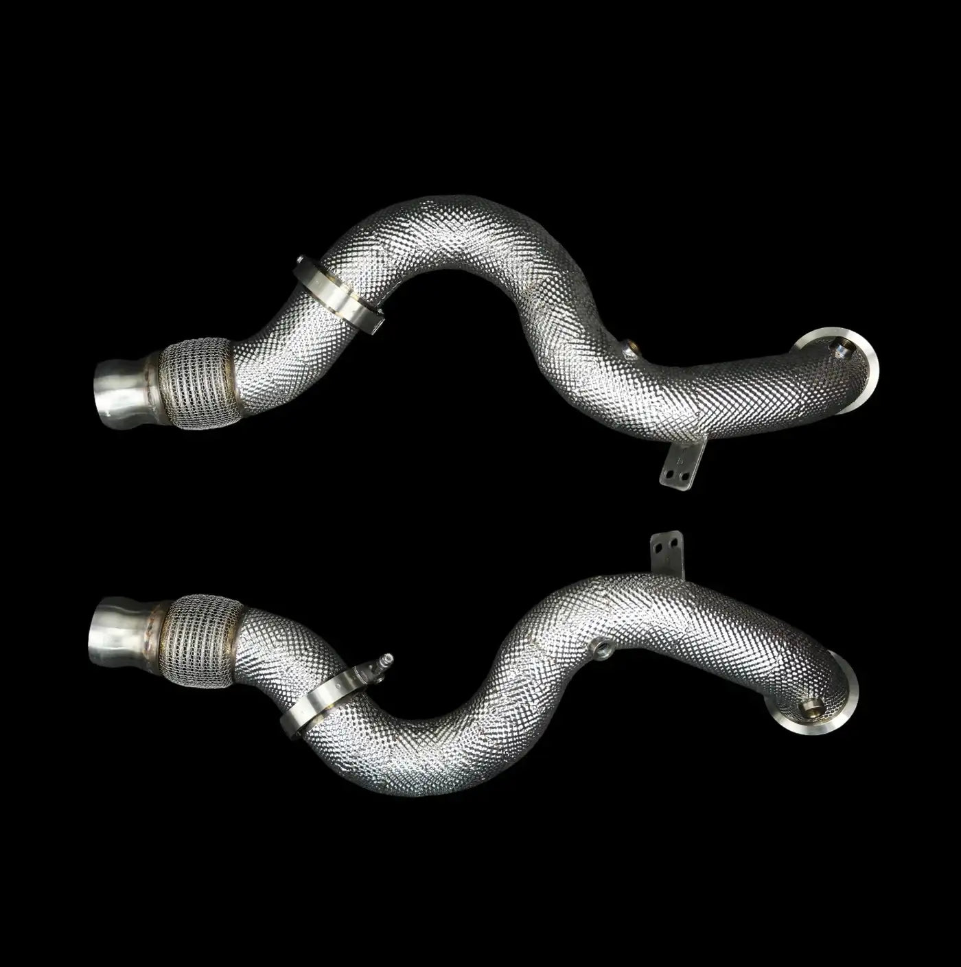 Zwei Downpipes aus Edelstahl mit Hitzeschutz, Tuning-Zubehör von KTH Shop, schwarzer Hintergrund