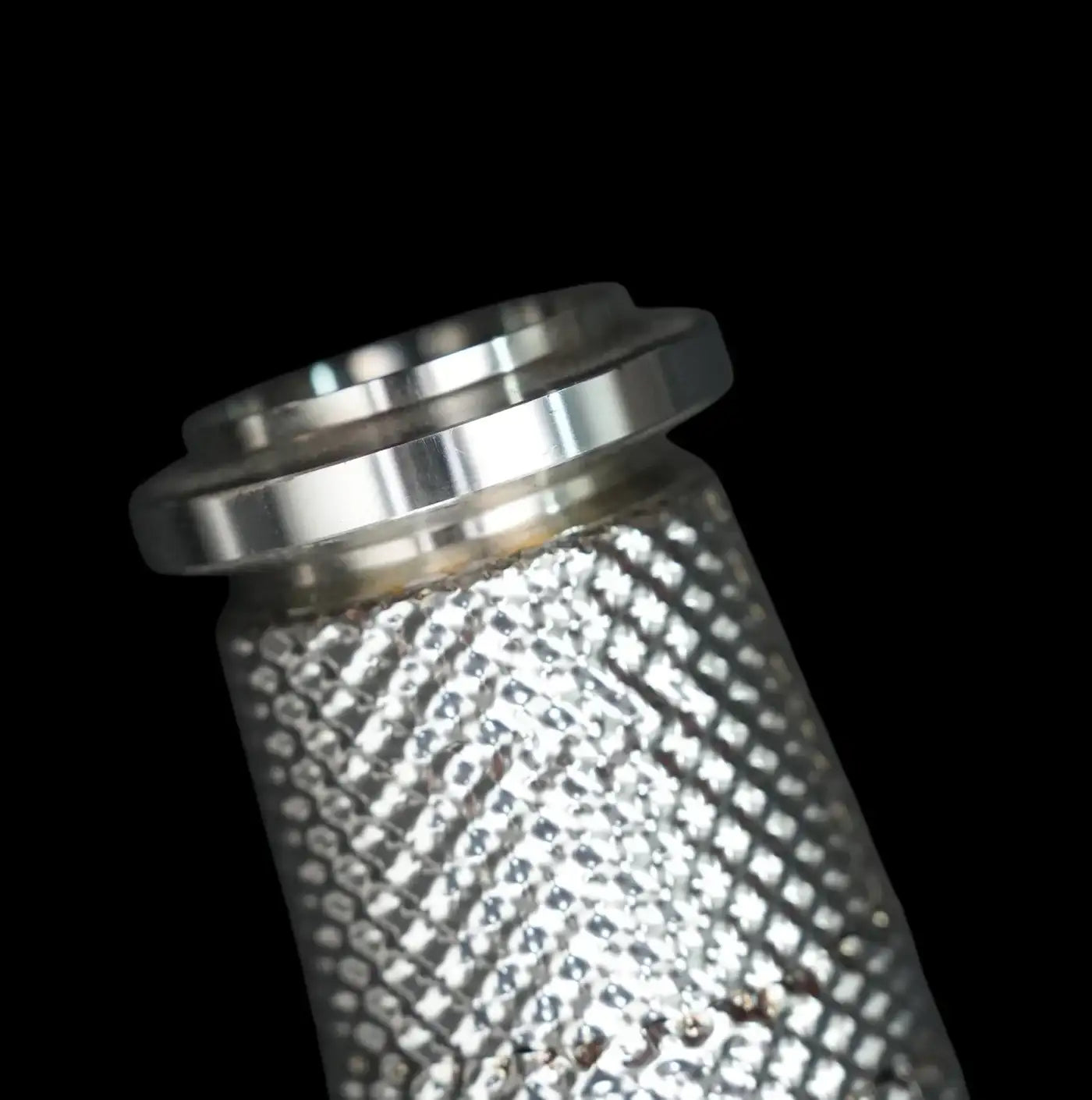 Detailaufnahme eines hochwertig verarbeiteten Tuning-Auspuffteils aus Metall, KTH Shop