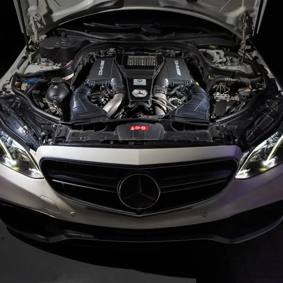 Mercedes-Benz Motorraum mit AMG-Motor und Tuning-Luftkanälen, Auto-Tuning Zubehör