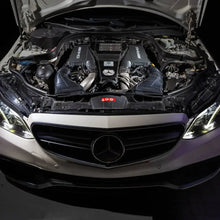 Mercedes-Benz Motorraum mit AMG-Motor und Tuning-Luftkanälen, Auto-Tuning Zubehör