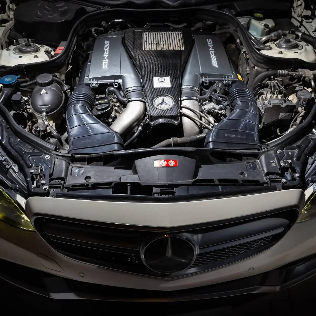Mercedes-Benz AMG Motor mit Tuning-Teilen, KTH Shop Tuning Zubehör, geöffnete Motorhaube