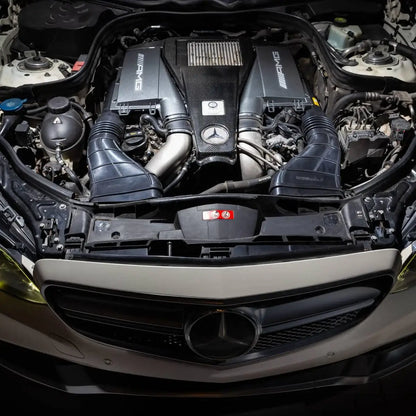 Mercedes-Benz AMG Motor mit Tuning-Teilen, KTH Shop Tuning Zubehör, geöffnete Motorhaube