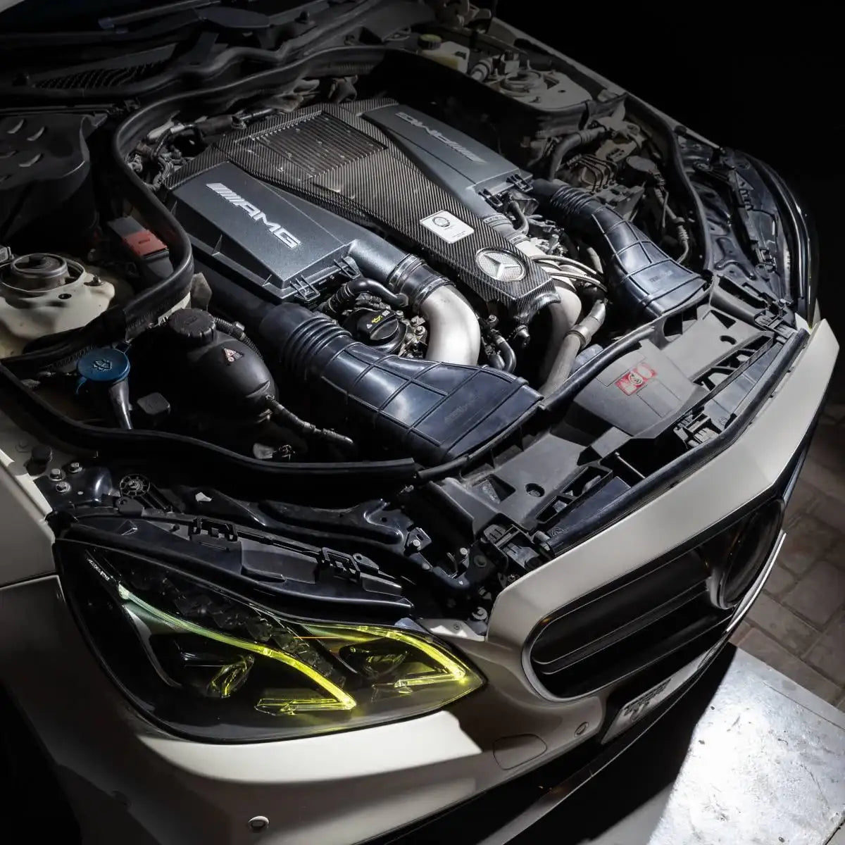 AMG Motorraum mit Hochleistungs-Tuningteilen und Ansaugsystemen KTH Shop Tuning Zubehör