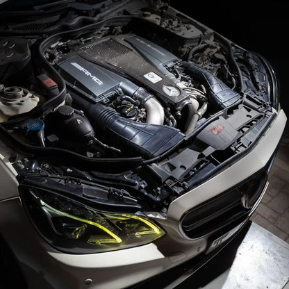 AMG Motorraum mit Hochleistungs-Tuningteilen und Ansaugsystemen KTH Shop Tuning Zubehör