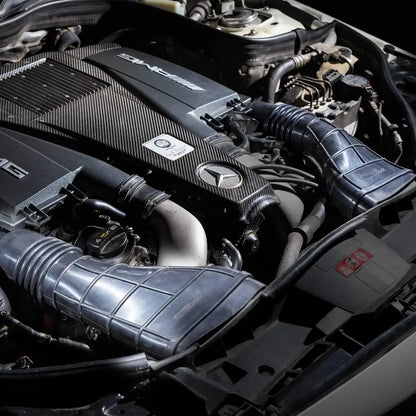 Mercedes AMG Motorraum mit Carbon-Abdeckung und Tuning-Luftkanälen, hochwertige Autoteile
