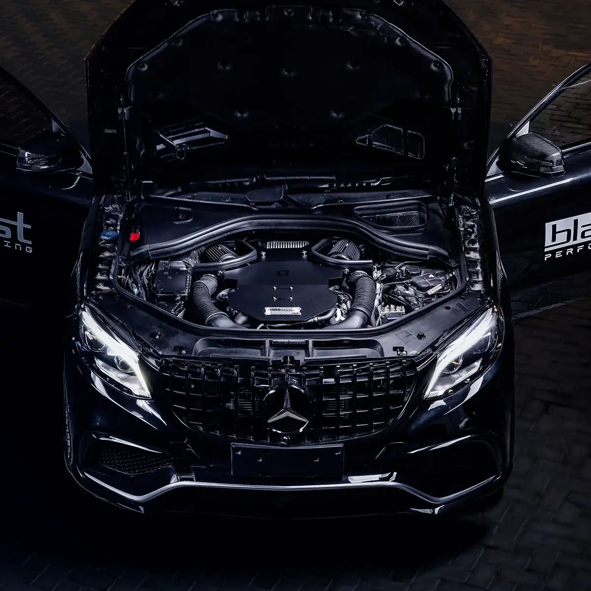 Mercedes GLE63 Motorraum mit Tuning-Kaltluftansaugung, hochwertige Auto-Tuningteile