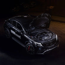 Mercedes-Benz GLE63 mit offenem Motorraum und Tuning-Lufteinlass, Blackboost Aufkleber, Nachtszene