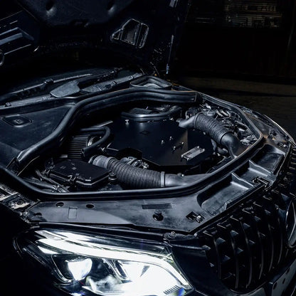 Kaltlufteinlass im Motorraum eines Mercedes GLE63, hochwertiges Tuning-Teil, KTH Shop
