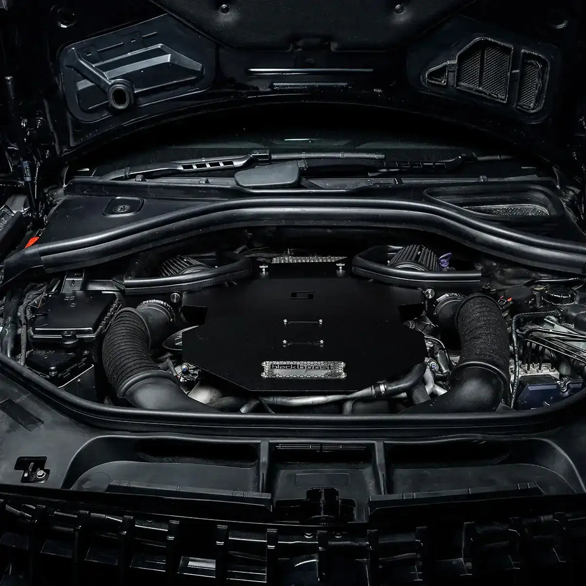 KTH Shop Kaltluftansaugsystem im Motorraum, hochwertiges Tuning-Teil, Nahaufnahme