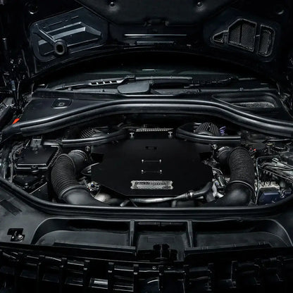 KTH Shop Kaltluftansaugsystem im Motorraum, hochwertiges Tuning-Teil, Nahaufnahme