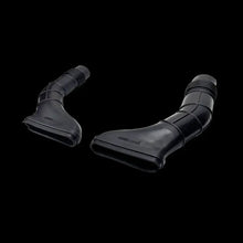 Schwarze GLE Inlet Ducts aus Kunststoff, Tuning Zubehör von KTH Shop, vor schwarzem Hintergrund.