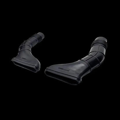 Schwarze GLE Inlet Ducts aus Kunststoff, Tuning Zubehör von KTH Shop, vor schwarzem Hintergrund.