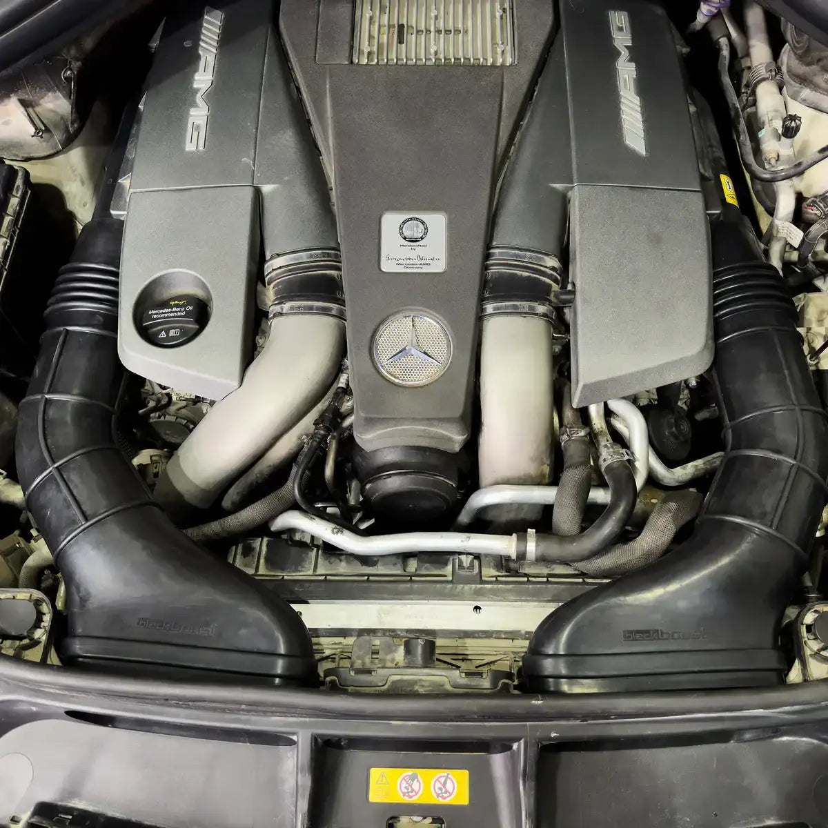 Mercedes AMG Motorraum mit sichtbaren Lufteinlasskanälen, Tuning Teile von KTH Shop