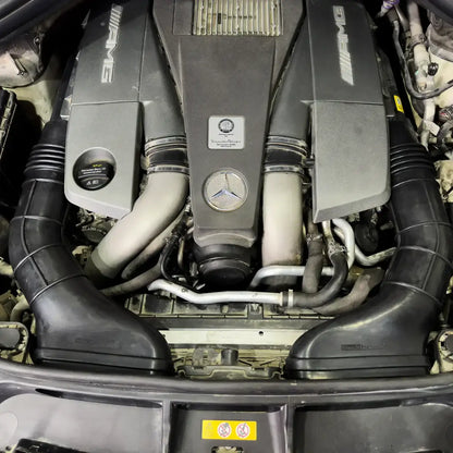 Mercedes AMG Motorraum mit sichtbaren Lufteinlasskanälen, Tuning Teile von KTH Shop