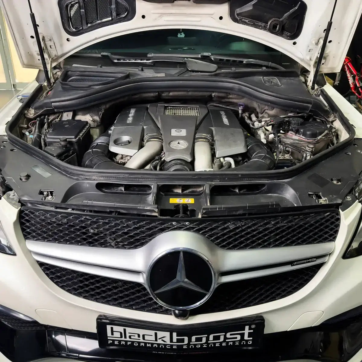 Mercedes AMG Motorraum mit Tuning Inlet-Duct, KTH Shop Tuning Zubehör, Blackboost Performance