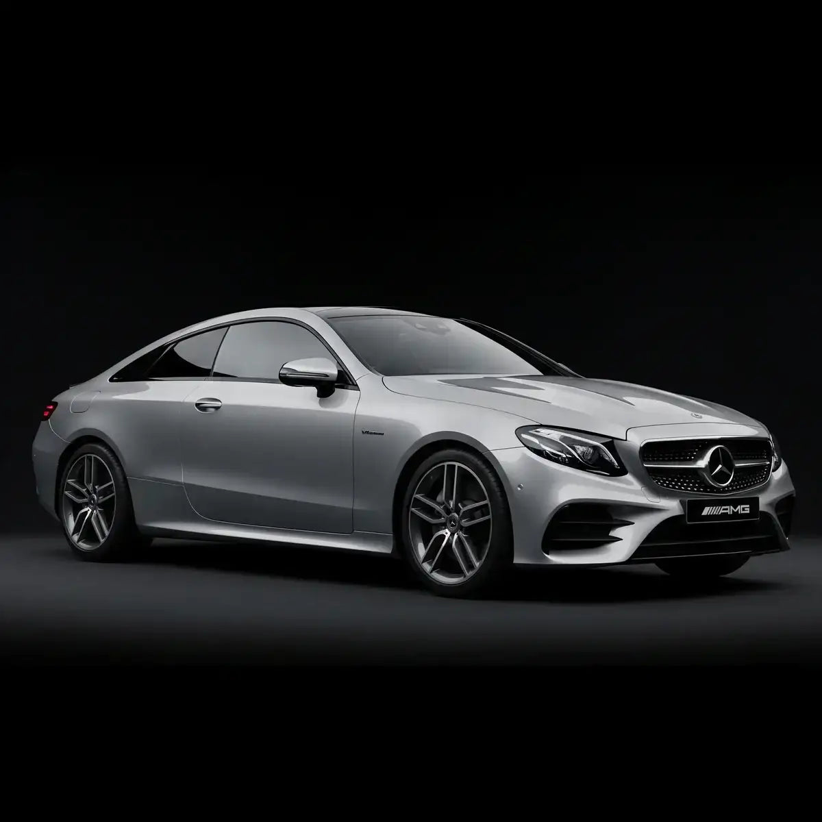 Silbernes Mercedes AMG Coupé, sportliches Tuning-Auto auf schwarzem Hintergrund, KTH Shop