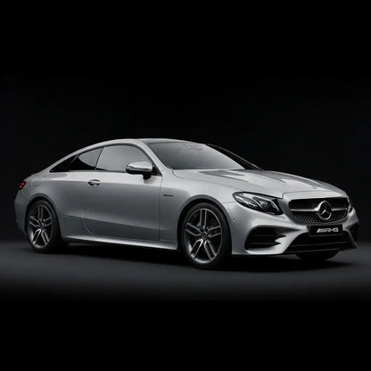 Silbernes Mercedes AMG Coupé, sportliches Tuning-Auto auf schwarzem Hintergrund, KTH Shop